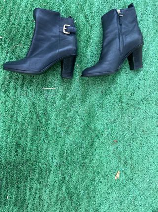 Botines de tacón negros con hebilla