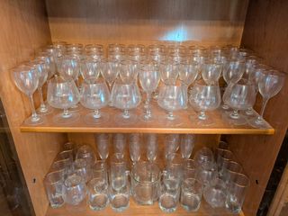 Juego de copas y vasos dorados