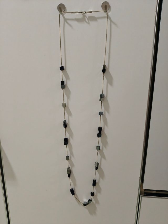 Collar largo cuentas cuadradas azul y gris