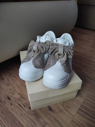 Scarpe da ginnastica bianche con fiocco gioiello