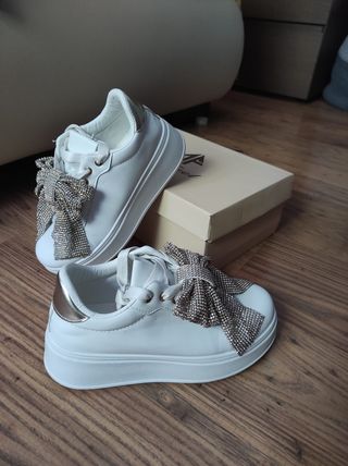 Scarpe da ginnastica bianche con fiocco gioiello