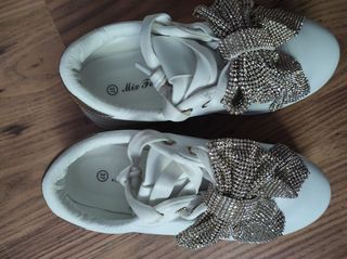 Scarpe da ginnastica bianche con fiocco gioiello