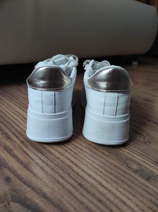 Scarpe da ginnastica bianche con fiocco gioiello