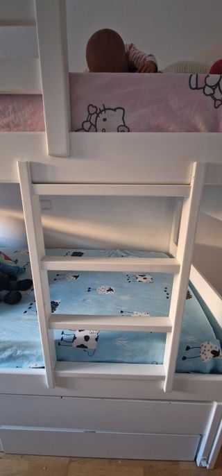 Cama trilitera de madera blanca