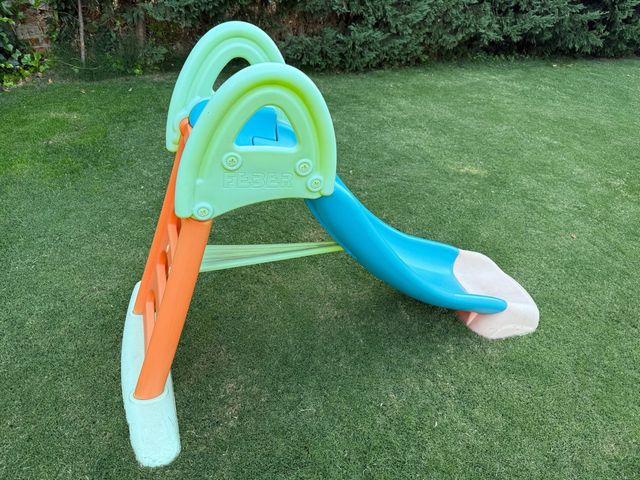 Tobogán Feber con conexión para agua