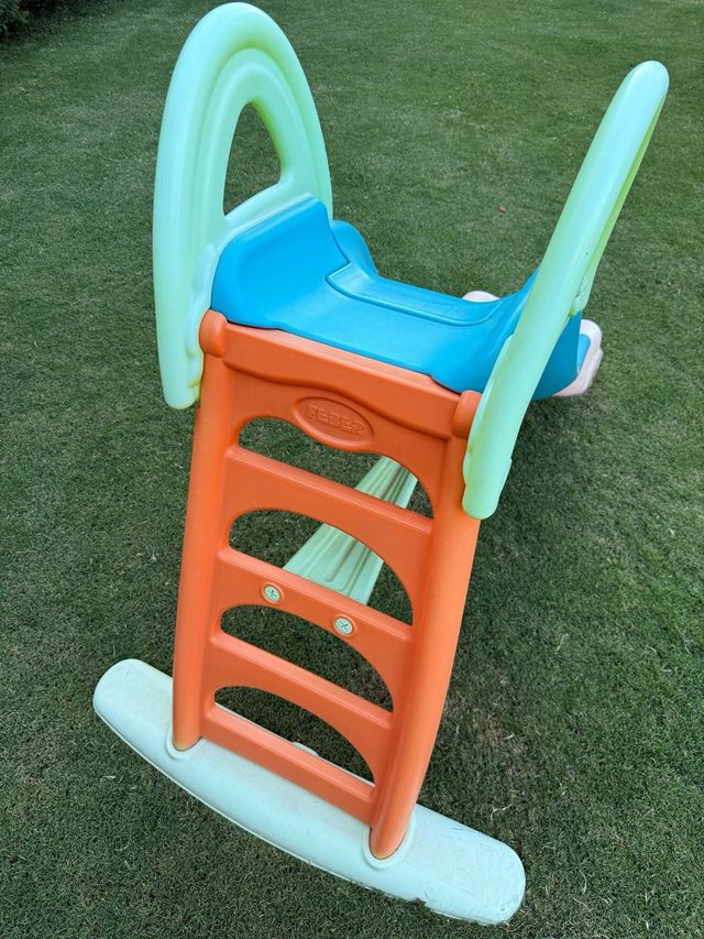 Tobogán Feber con conexión para agua