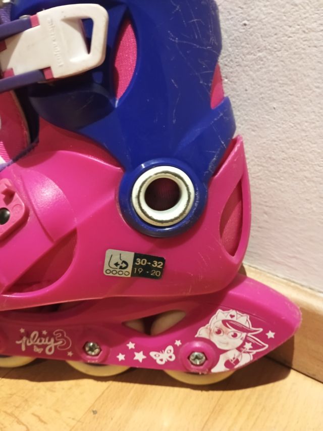 Patines en línea rosas y morados con protecciones