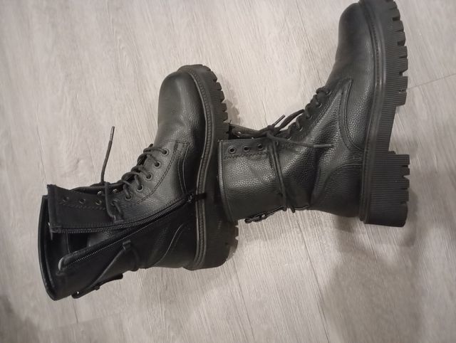 Botas pretas com atacadores