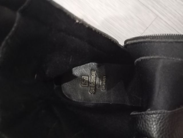 Botas pretas com atacadores