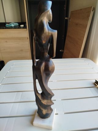 Escultura de madera de ébano sobre mármol