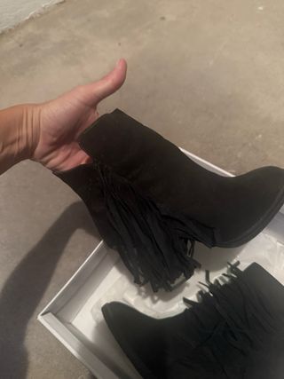 Stivali neri con frange in pelle