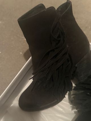 Stivali neri con frange in pelle