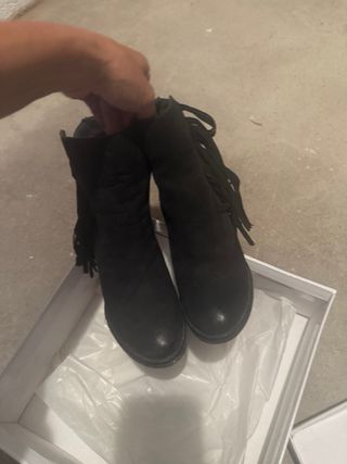 Stivali neri con frange in pelle