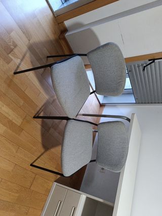 Sillas de comedor grises y negras