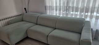 Sofá modular verde azulado con chaiselongue