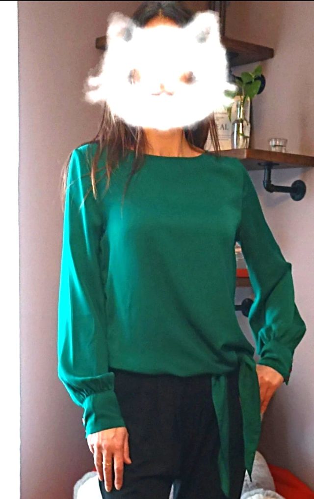 Blusa verde de raso con lazada