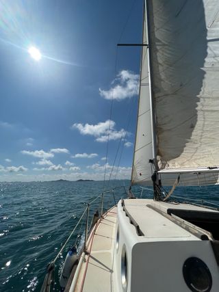 Velero único en el Mar Menor