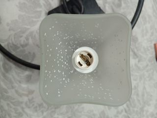 Lámpara de forja negra con tulipas de cristal