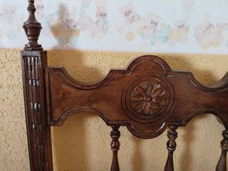 Cabecero de 90 y mesita vintage.