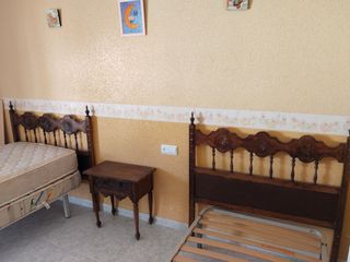 Cabecero de 90 y mesita vintage.