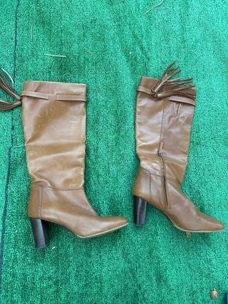Botas de cuero marrones con flecos