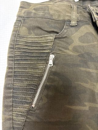 Pantalón camuflaje Zara Talla 34
