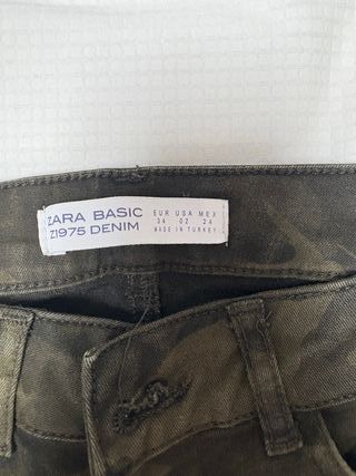 Pantalón camuflaje Zara Talla 34