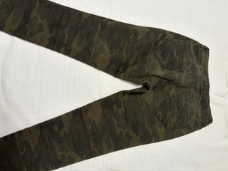 Pantalón camuflaje Zara Talla 34
