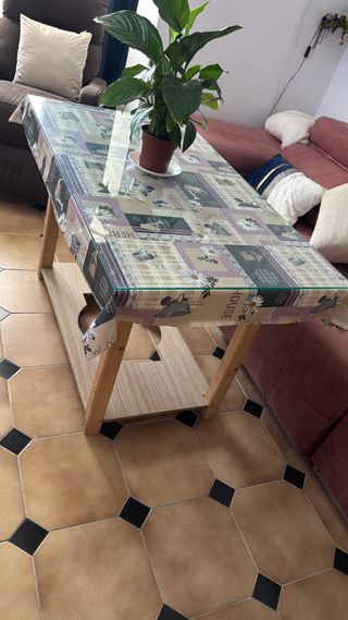 Mesa de camilla con cristal y ropa de vestir