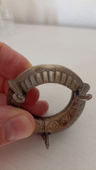 Pieza vintage de alpaca con diseño floral