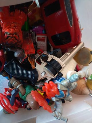 Lote variado de juguetes