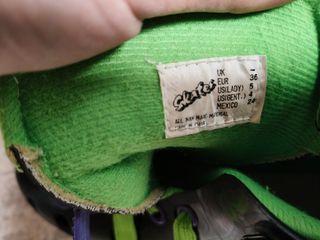 Patines en línea negros y morados