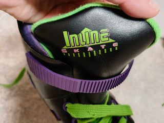 Patines en línea negros y morados