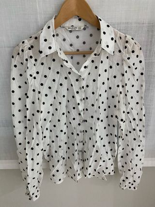 Blusa blanca con lunares negros.