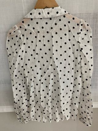 Blusa blanca con lunares negros.