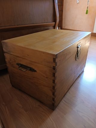 Baúl de madera con cerradura antigua