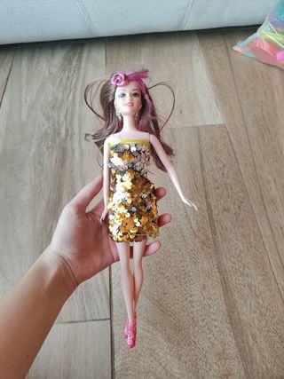 Muñeca con vestido brillante