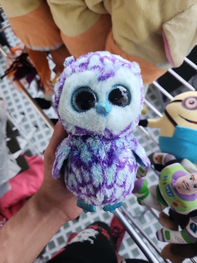 Búho de peluche morado y azul