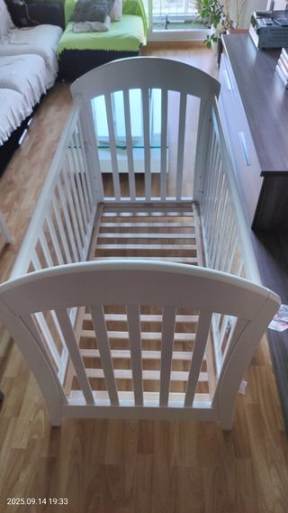 Cuna blanca con colchón y accesorios