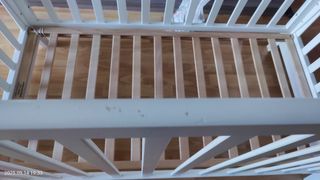 Cuna blanca con colchón y accesorios