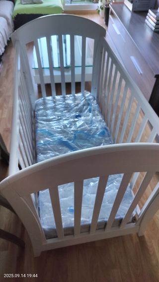 Cuna blanca con colchón y accesorios