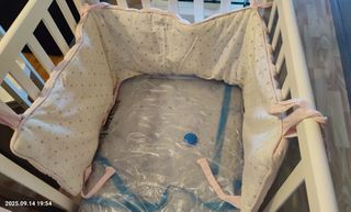 Cuna blanca con colchón y accesorios