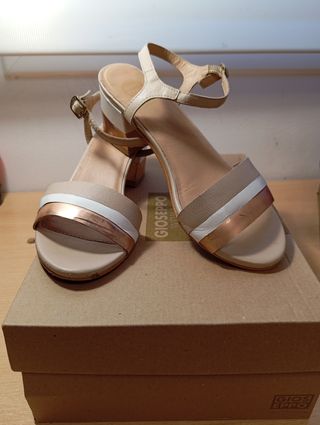 Zapatos de tacón Gios beige y dorado