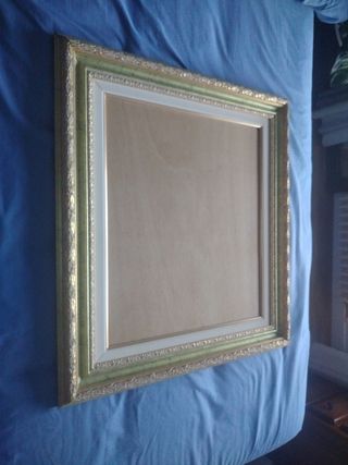 Marco de metal y madera dorado y verde