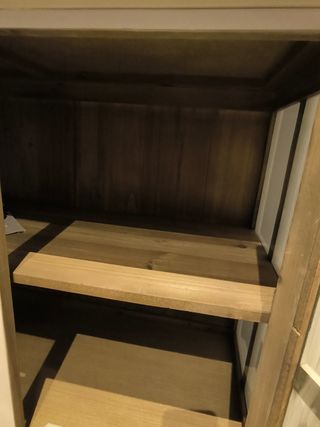 Vitrina de madera y cristal