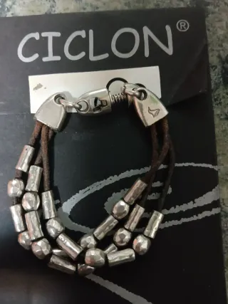 Pulsera Piel Ciclon Negra y Plateada