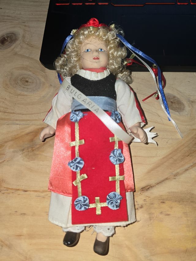Muñeca Bulgaria porcelana nueva muñecas del mundo 