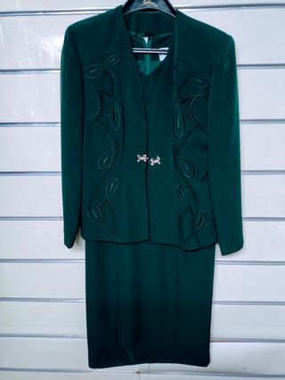 Traje verde con bordado