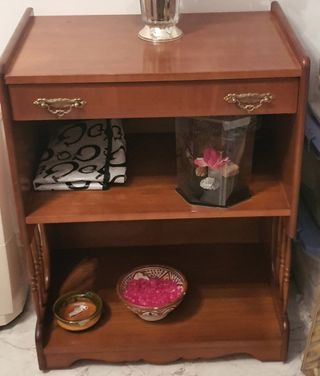 Mesa auxiliar de madera y cristal