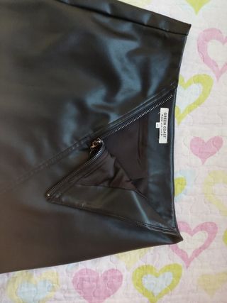 Falda corta polipiel negra